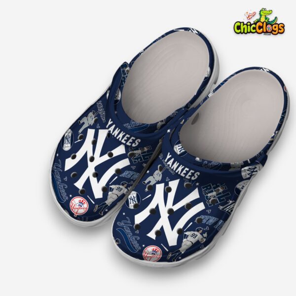 printed-new-york-yankees-mlb-crocs-clogs-unique-pattern-design-footwear-1_v16kyo