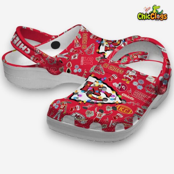 printed-pattern-kansas-city-chiefs-crocs-clogs-nfl-fan-footwear-1_uxzxhg